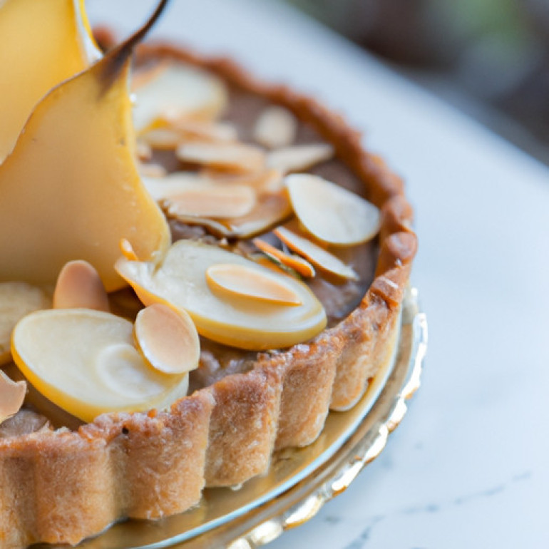 Delicious Pear and Almond Tart with a Crunchy Graham Cracker Base