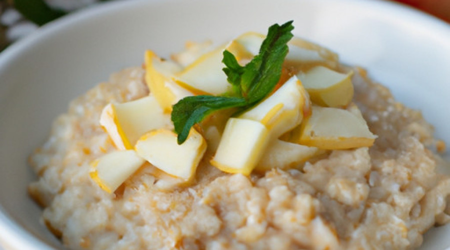 Delicious Apple Oatmeal in the Slow Cooker