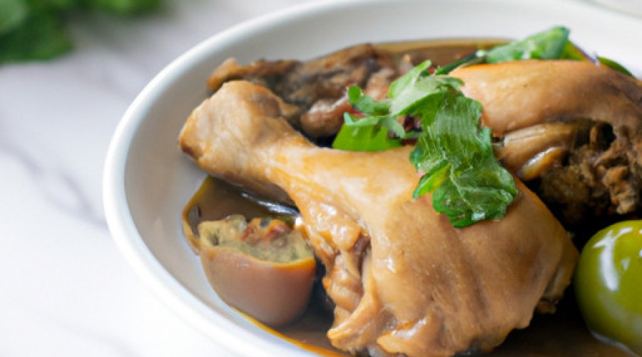 Hearty Instant Pot Chicken Thighs with Tangy Tomatillos: A Flavorful Twist!