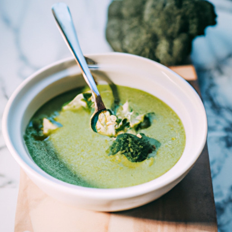 Savory Broccoli Soup: Delicious Low-Carb Recipe