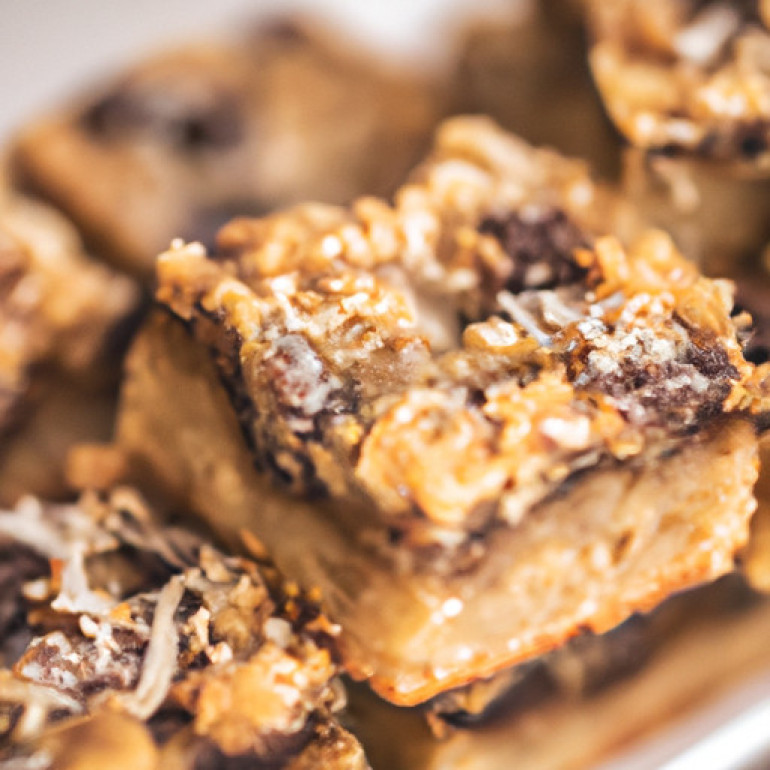 Crowd-Pleasing Cookie Bar Blondies: A Delicious Batch for Many