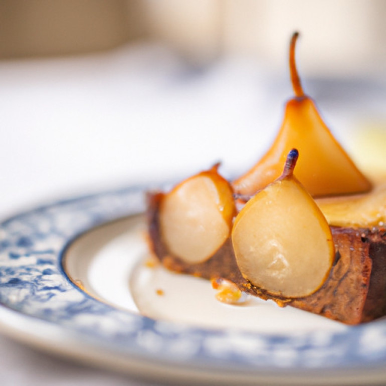 Delicious Pear Upside-Down Cake with Graham Cracker Twist